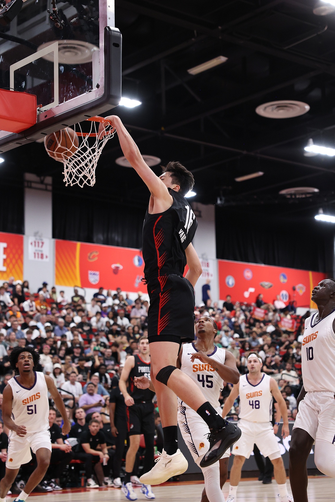 杨瀚森夏季联赛报告：体型接近NBA级别 三分出手提速明显