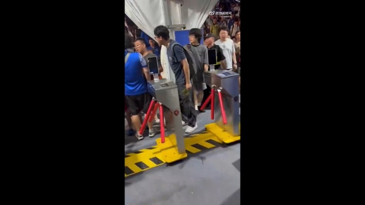 3名球迷围堵武磊球衣小球迷被行拘 李璇:处罚合理,但别让37636人替3人背锅